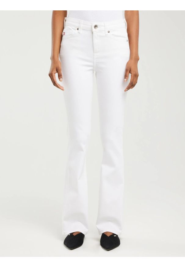 Big-Star - Jeansy damskie białe Adela Bootcut 814. Kolor: biały. Długość: krótkie