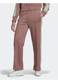 Adidas - adidas Spodnie dresowe HM1518 Brązowy Regular Fit. Kolor: brązowy. Materiał: dresówka, syntetyk #1