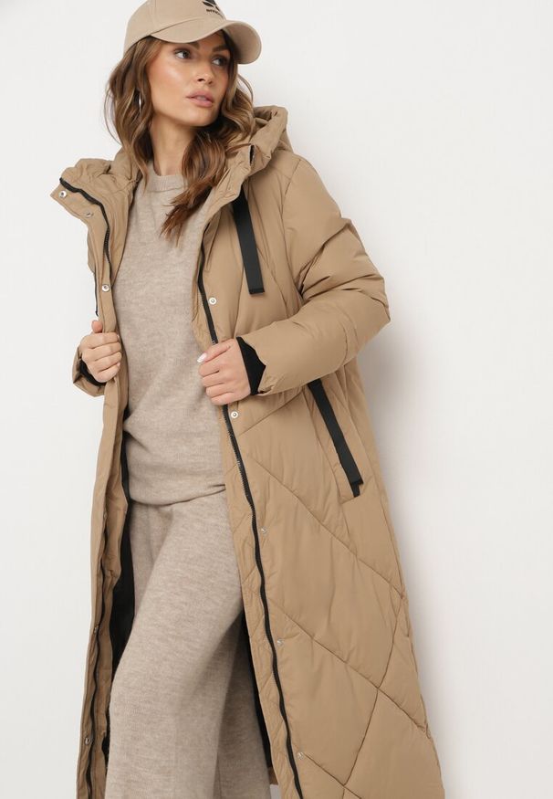 Born2be - Ciemnobeżowa Pikowana Kurtka o Długim Pudełkowym Kroju z Kapturem i Kieszeniami Attesina. Okazja: na co dzień. Typ kołnierza: kaptur. Kolor: beżowy. Materiał: wełna, jeans. Długość: długie. Sezon: zima. Styl: klasyczny, casual, elegancki