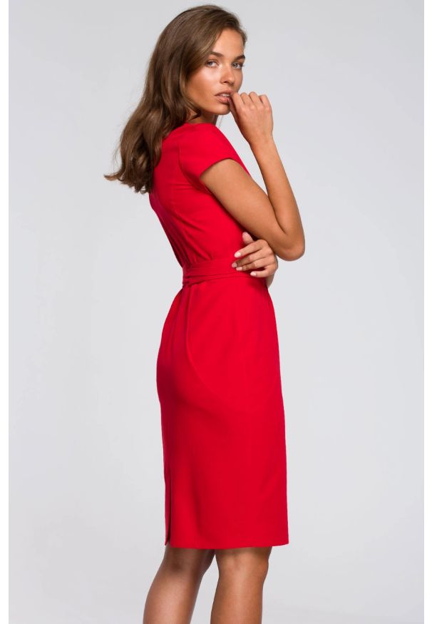 Sukienki.shop - Sukienka ołówkowa z modelującymi przeszyciami czerwona. Okazja: na spotkanie biznesowe, do pracy, na komunię. Kolor: czarny, niebieski, czerwony. Długość rękawa: krótki rękaw. Typ sukienki: ołówkowe. Styl: biznesowy, klasyczny, elegancki, wizytowy