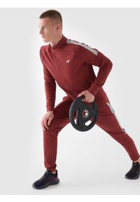 4f - 4F Bluza treningowa szybkoschnąca męska - czerwona M. Typ kołnierza: bez kaptura, kołnierzyk stójkowy. Kolor: czerwony. Materiał: dzianina, włókno, syntetyk, materiał, elastan. Długość rękawa: raglanowy rękaw. Wzór: gładki, jednolity. Styl: sportowy. Sport: fitness
