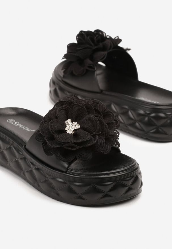 Born2be - Czarne Klapki na Grubej Pikowanej Podeszwie z Kwiatem 3D Santhiel. Okazja: na co dzień. Kolor: czarny. Materiał: jeans. Wzór: kwiaty. Styl: elegancki, klasyczny, casual