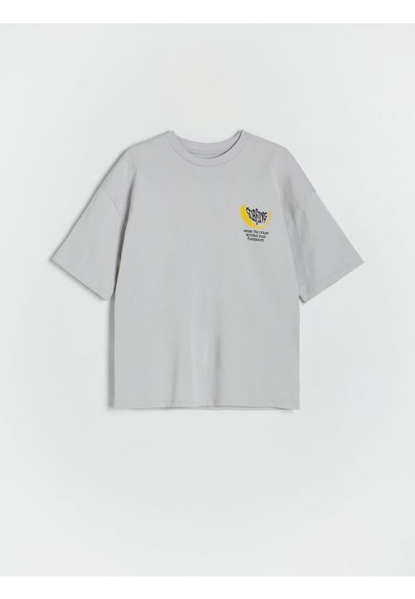 Reserved - T-shirt oversize z nadrukiem - jasnoszary. Kolor: szary. Materiał: bawełna, dzianina. Wzór: nadruk