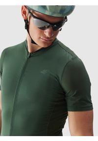 4f - Koszulka rowerowa rozpinana męska - zielona. Kolor: zielony. Materiał: dzianina, włókno, materiał, elastan, syntetyk. Długość rękawa: krótki rękaw. Długość: krótkie. Wzór: gładki, jednolity, ze splotem. Sport: kolarstwo