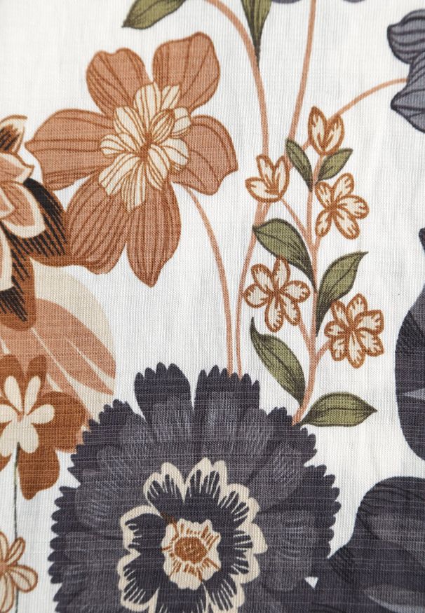 Born2be - Granatowa Wiskozowa Bluzka w Kwiaty Talina. Okazja: na co dzień. Kolor: niebieski. Materiał: wiskoza. Wzór: kwiaty. Styl: casual, klasyczny, elegancki