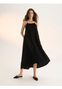 Reserved - Długa sukienka z EcoVero™ - czarny. Kolor: czarny. Materiał: tkanina, prążkowany, wiskoza. Wzór: ze splotem. Długość: maxi #1