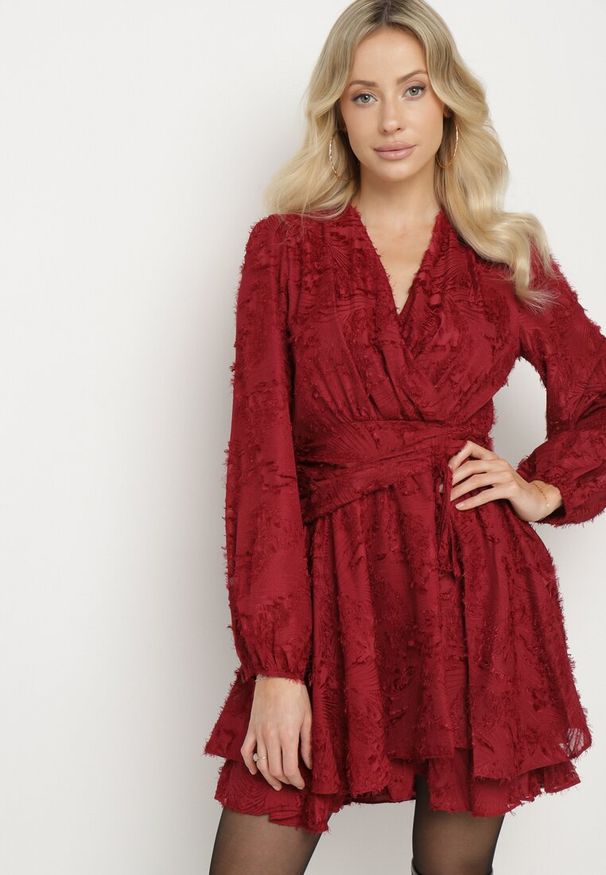 Born2be - Bordowa Sukienka z Ozdobnymi Niteczkami i Marszczeniem Forenamia. Okazja: na co dzień. Kolor: czerwony. Wzór: aplikacja. Typ sukienki: kopertowe. Styl: casual