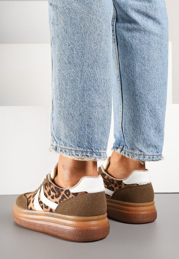 Renee - Panterkowe Sneakersy Typu Kultowe Tenisówki na Niskiej Platformie Olritia. Okazja: na co dzień. Materiał: jeans. Szerokość cholewki: normalna. Wzór: aplikacja. Obcas: na platformie