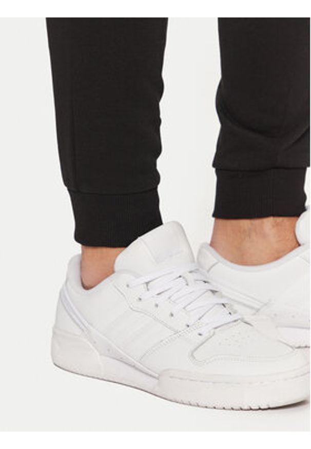 Jack & Jones - Jack&Jones Spodnie dresowe Gordon 12268442 Czarny Regular Fit. Kolor: czarny. Materiał: bawełna, syntetyk