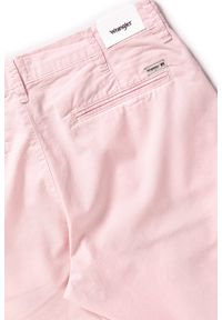 Wrangler - KRÓTKIE SPODENKI WRANGLER CHINO SHORT PEPPA PINK W14AMM20A. Materiał: materiał. Długość: krótkie. Wzór: jednolity, aplikacja #6