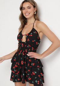Born2be - Czarna Rozkloszowana Sukienka w Wisienki z Falbankami i Dekoltem Halter Lanideia. Okazja: na imprezę, na co dzień, na spacer. Typ kołnierza: kołnierz z falbankami, dekolt halter. Kolor: czarny. Materiał: bawełna. Sezon: lato. Typ sukienki: rozkloszowane. Styl: casual
