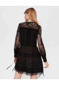 SELF PORTRAIT - Czarna sukienka mini z koronką. Kolor: czarny. Materiał: koronka. Wzór: koronka. Typ sukienki: rozkloszowane. Styl: retro, elegancki. Długość: mini #4