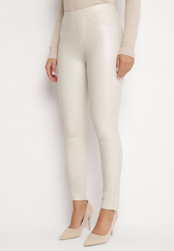 Born2be - Ciemnobeżowe Legginsy z Ekoskóry z Wysokim Stanem i Imitacją Kieszeni Merievia. Okazja: na co dzień. Stan: podwyższony. Kolor: beżowy. Sezon: zima. Styl: klasyczny, casual, elegancki