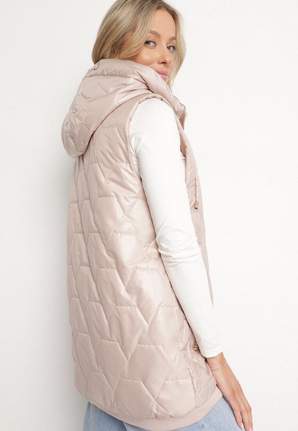 Born2be - Beżowa Pikowana Kamizelka z Kapturem i Ozdobną Aplikacją Deslira. Okazja: na co dzień. Typ kołnierza: kaptur. Kolor: beżowy. Materiał: jeans. Wzór: aplikacja. Styl: casual