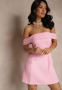 Renee - Jasnoróżowa Koktajlowa Sukienka Bandeau z Zakładką Przy Dekolcie Milzemis. Kolor: różowy. Wzór: ażurowy. Sezon: lato. Styl: wizytowy