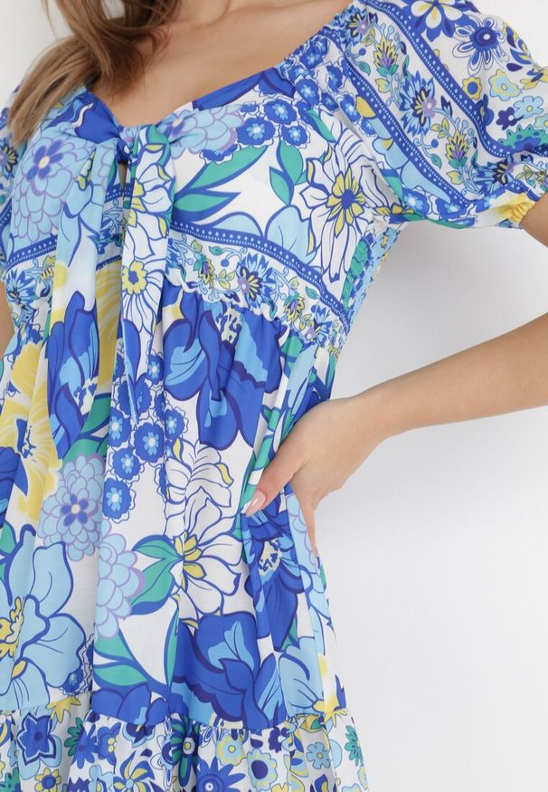 Born2be - Biało-Niebieska Sukienka Ampea. Typ kołnierza: kokarda. Kolor: niebieski. Długość rękawa: krótki rękaw. Wzór: nadruk, kwiaty. Styl: klasyczny. Długość: mini