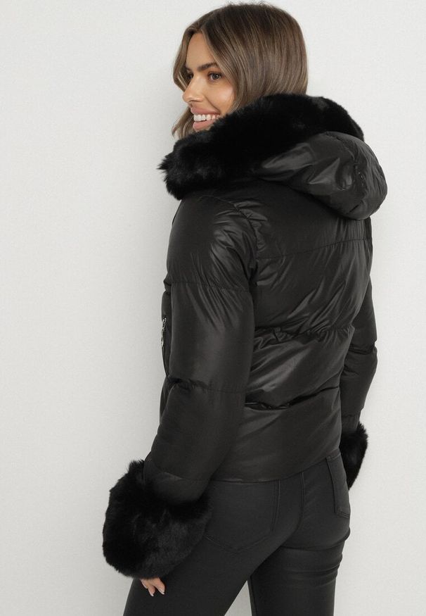 Born2be - Czarna Pikowana Kurtka z Kapturem Zdobiona Futerkiem Olenesa. Okazja: na co dzień. Typ kołnierza: kaptur. Kolor: czarny. Materiał: futro. Wzór: aplikacja. Styl: casual