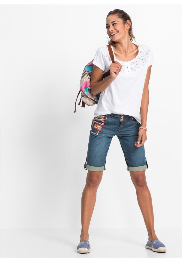 bonprix - Szorty dżinsowe mid waist. Kolor: niebieski. Wzór: kolorowy. Styl: elegancki