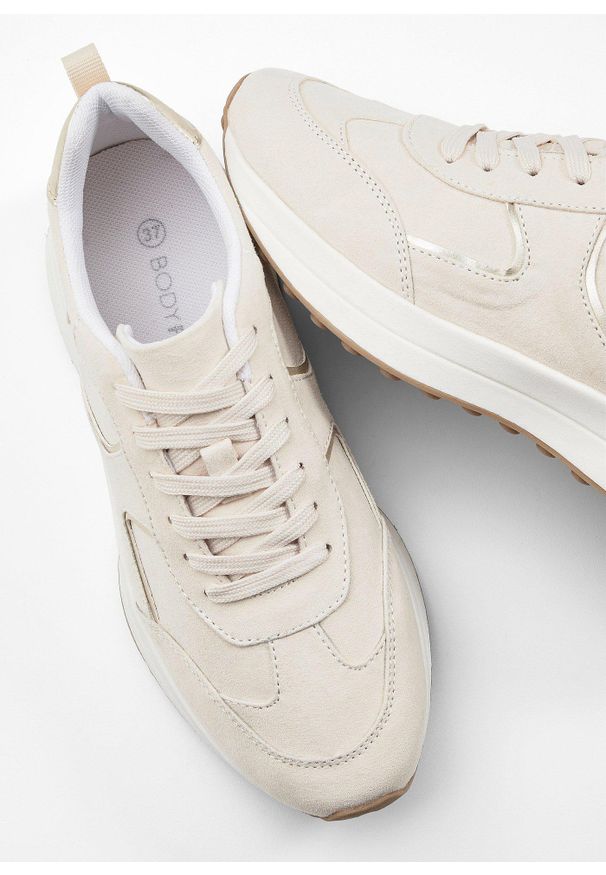 bonprix - Sneakersy z metalicznymi detalami. Kolor: beżowy
