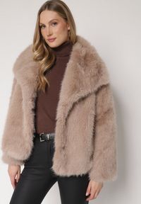 Born2be - Beżowa Jednorzędowa Kurtka Futerko z Szerokim Kołnierzem Conellia. Okazja: na co dzień. Kolor: brązowy. Materiał: futro. Styl: casual, elegancki #2