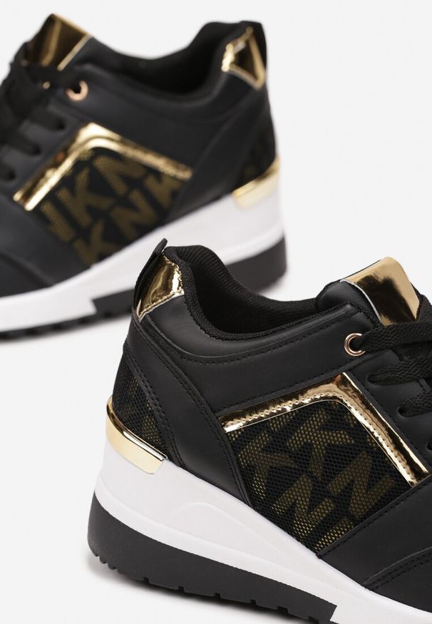 Born2be - Czarno-Białe Sneakersy Kasaris. Okazja: na co dzień. Kolor: czarny. Materiał: jedwab, jeans. Wzór: aplikacja. Obcas: na koturnie. Wysokość obcasa: średni