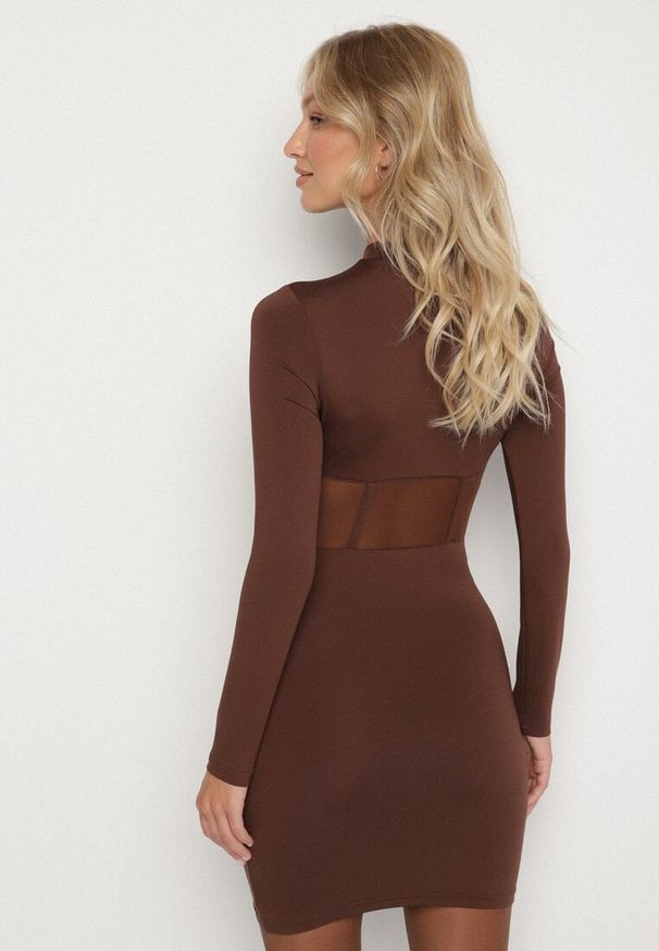 Born2be - Brązowa Dopasowana Sukienka Vices Ozdobiona Gorsetową Przezroczystą Górą Axerne. Typ kołnierza: dekolt gorset. Kolor: brązowy. Wzór: aplikacja. Typ sukienki: gorsetowe. Styl: klasyczny, elegancki