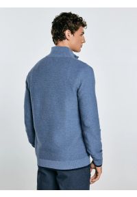 Big-Star - Sweter męski z półgolfem i krótkim zamkiem niebieski Samsonis 402. Okazja: na co dzień. Typ kołnierza: kołnierzyk stójkowy. Kolor: niebieski. Materiał: bawełna. Długość: krótkie. Wzór: ze splotem. Styl: sportowy, klasyczny, casual