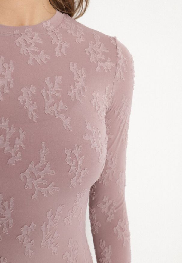 Born2be - Jasnofioletowa Sukienka z Wiskozą o Dopasowanym Kroju z Tkaniny Plumeti Silsela. Kolor: fioletowy. Materiał: tkanina, wiskoza. Długość rękawa: na ramiączkach. Styl: klasyczny