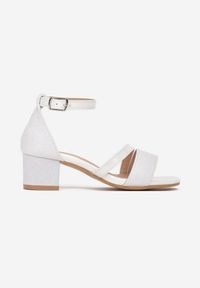 Born2be - Białe Lakierowane Sandały na Niskim Słupku z Brokatowymi Wstawkami Molmes. Okazja: na co dzień. Kolor: biały. Materiał: lakier. Styl: casual, elegancki