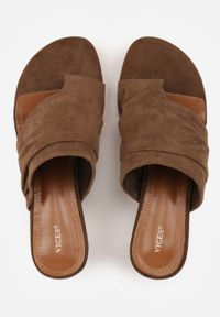 Born2be - Ciemnobrązowe Klapki Japonki VICES na Kaczuszce z Paskiem na Palec i Marszczeniem Orylle. Okazja: na co dzień, na spacer. Kolor: brązowy. Materiał: satyna. Sezon: lato. Obcas: na szpilce. Styl: casual, klasyczny, elegancki #6