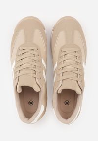 Renee - Ciemnobeżowe Sneakersy Ozdobione Dwoma Paskami Lannatea. Okazja: na co dzień. Zapięcie: pasek. Kolor: beżowy. Wzór: aplikacja #7