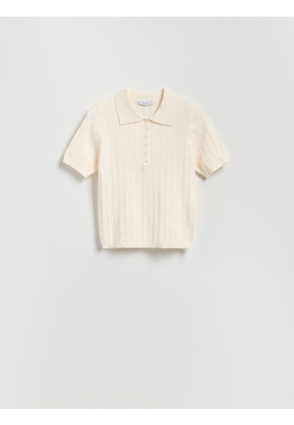 Reserved - Sweter z kołnierzykiem polo - kremowy. Typ kołnierza: polo. Kolor: kremowy. Materiał: dzianina. Wzór: gładki