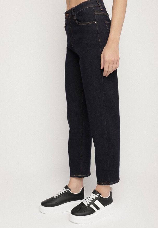 Born2be - Granatowe Klasyczne Jeansy o Kroju Mom Fit Amartia. Okazja: na co dzień. Kolor: niebieski. Styl: klasyczny