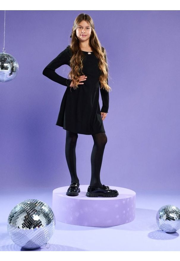 Sinsay - Prążkowana sukienka z długim rękawem i ozdobną lamówką - czarny. Kolor: czarny. Materiał: prążkowany. Długość rękawa: długi rękaw