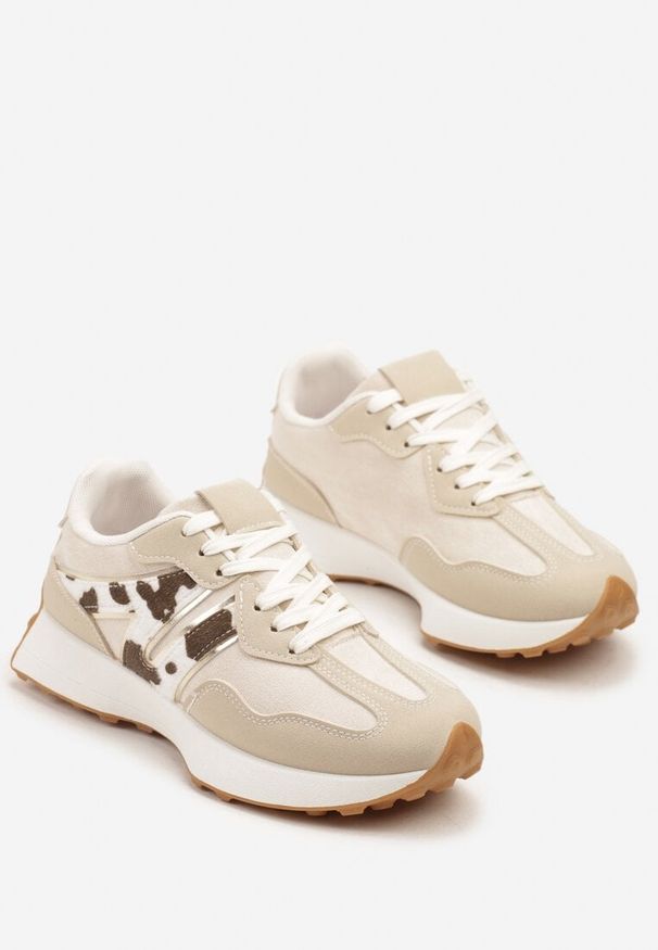 Renee - Beżowo-Brązowe Sneakersy Ozdobione Geometrycznym Motywem w Krowie Łaty Rilameia. Okazja: na co dzień. Kolor: czarny. Materiał: jeans. Wzór: geometria, aplikacja. Sezon: wiosna, lato