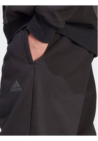 Adidas - adidas Dres Sportswear Fleece IJ6066 Czarny Regular Fit. Kolor: czarny. Materiał: dresówka, syntetyk #8