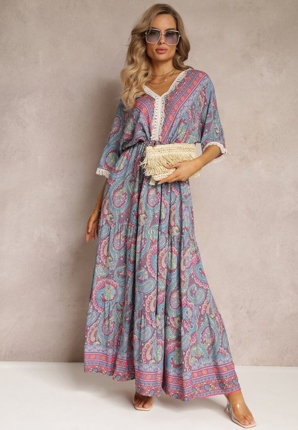 Renee - Fioletowa Wiskozowa Maxi Sukienka o Rozkloszowanym Fasonie z Frędzami Angire. Kolor: fioletowy. Materiał: wiskoza. Wzór: aplikacja. Styl: boho. Długość: maxi