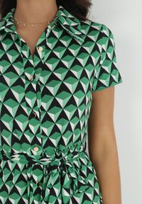 Born2be - Zielona Koszulowa Sukienka Mini z Guzikami i Materiałowym Paskiem Jazlena. Kolor: zielony. Materiał: materiał. Wzór: geometria. Typ sukienki: koszulowe. Długość: mini #3