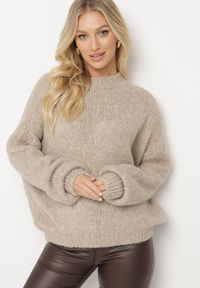 Born2be - Beżowy Sweter o Klasycznym Prostym Kroju z Domieszką Wełny i Wiskozy Sezisya. Okazja: na co dzień. Kolor: beżowy. Materiał: wełna, wiskoza. Długość rękawa: długi rękaw. Długość: długie. Wzór: aplikacja. Sezon: zima, jesień. Styl: klasyczny