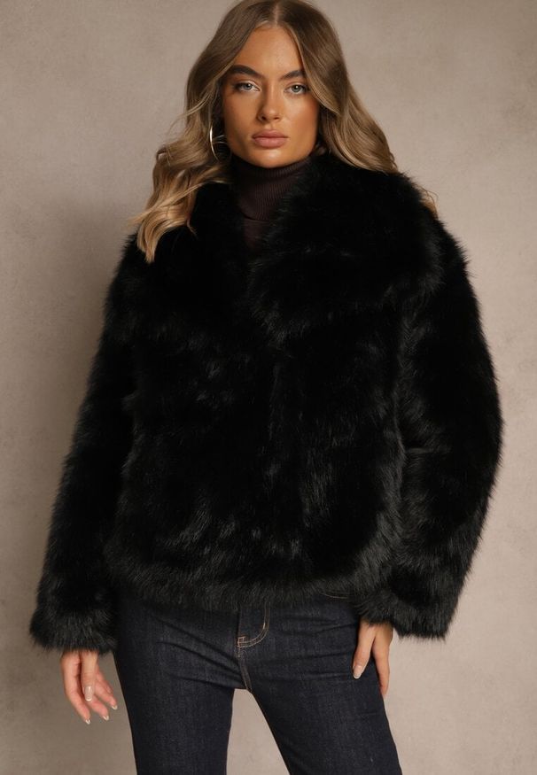 Renee - Czarna Kurtka Futerko o Pudełkowym Kroju z Jednorzędowym Zapięciem Tiliana. Okazja: na imprezę, na co dzień. Kolor: czarny. Materiał: futro. Styl: elegancki, casual