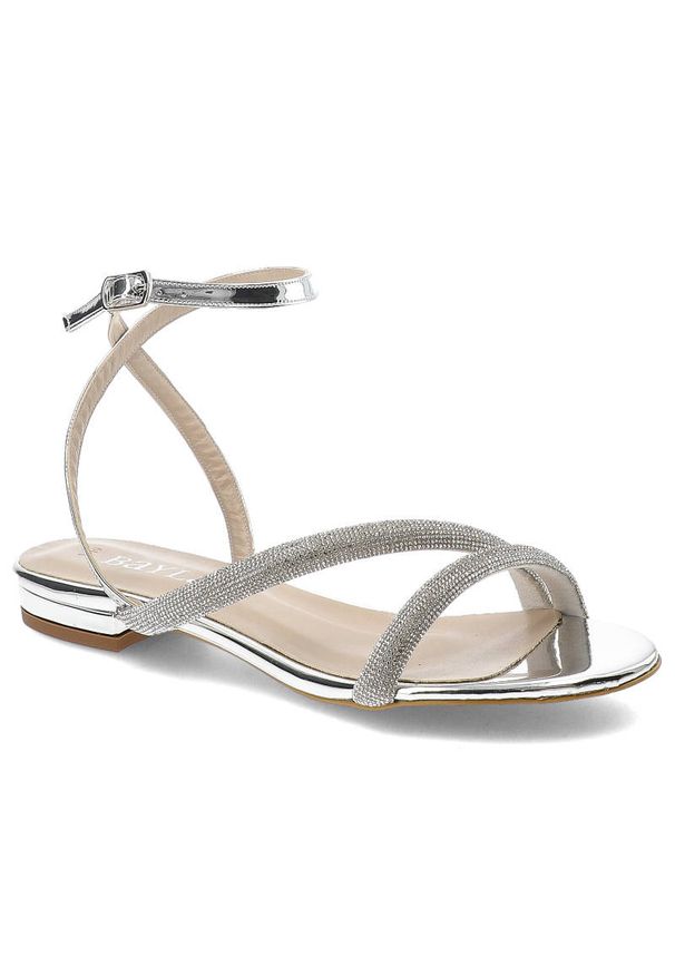Srebrne Sandały Bayla Eleganckie Płaskie Buty. Okazja: na imprezę. Zapięcie: pasek, sprzączka. Kolor: srebrny. Materiał: lakier, skóra ekologiczna. Wzór: paski, aplikacja. Sezon: lato. Obcas: na obcasie. Styl: elegancki