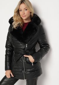 Born2be - Czarna Pikowana Kurtka z Kapturem Futerkiem i Paskiem Greleti. Okazja: na spacer. Typ kołnierza: kaptur. Kolor: czarny. Materiał: futro. Styl: elegancki #5