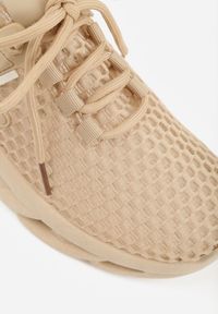 Renee - Ciemnobeżowe Buty Sportowe Sneakersy na Platformie Ozdobionej Tłoczeniem Teliriella. Okazja: na co dzień. Zapięcie: sznurówki. Kolor: beżowy. Materiał: jeans. Wzór: aplikacja. Obcas: na platformie #9