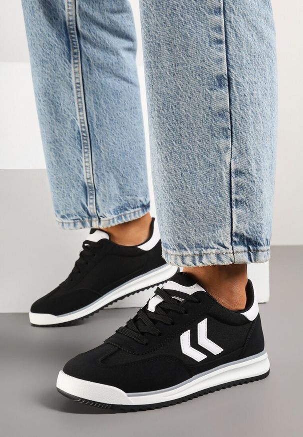 Renee - Czarne Sneakersy ze Wzorem Strzałek Faltewia. Okazja: na co dzień, na spacer. Kolor: czarny. Materiał: jeans. Sport: turystyka piesza