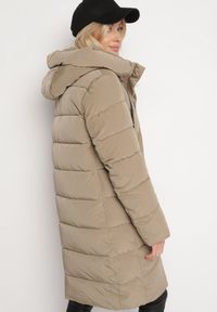 Born2be - Beżowa Pikowana Kurtka z Kapturem i Wysokim Kołnierzem Avalentura. Okazja: na co dzień, na spacer. Typ kołnierza: kaptur. Kolor: beżowy. Materiał: jeans. Sezon: zima. Styl: casual, klasyczny #3