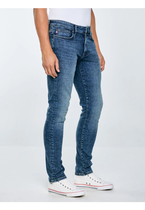 Big-Star - Jeansy męskie z przetarciami niebieskie Terry Carrot 441. Stan: obniżony. Kolor: niebieski. Styl: klasyczny