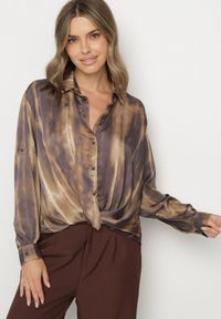 Born2be - Brązowa Koszula z Drapowaniem u Dołu i Podpinanymi Rękawami Estiria. Okazja: na co dzień, na spotkanie biznesowe. Typ kołnierza: kołnierzyk klasyczny. Kolor: brązowy. Materiał: jeans. Długość rękawa: długi rękaw. Długość: długie. Styl: biznesowy, klasyczny, casual, elegancki #3