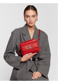 Calvin Klein Torebka Re-Lock Camera Bag With Flap K60K609114 Czerwony. Kolor: czerwony. Materiał: skórzane #4