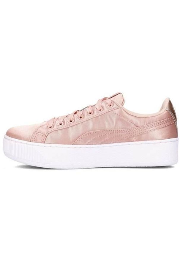Buty do chodzenia damskie Puma Vikky Platform EP. Zapięcie: sznurówki. Kolor: wielokolorowy, różowy. Materiał: materiał, syntetyk, tkanina. Szerokość cholewki: normalna. Obcas: na platformie. Model: Puma Vikky. Sport: turystyka piesza