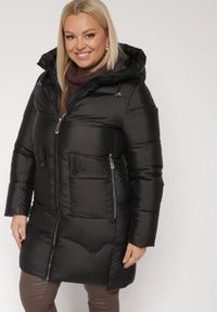 Born2be - Czarna Długa Pikowana Kurtka z Nieodpinanym Kapturem Mevessia. Okazja: na co dzień. Kolor: czarny. Materiał: jeans. Długość: długie. Styl: klasyczny, casual, elegancki #1